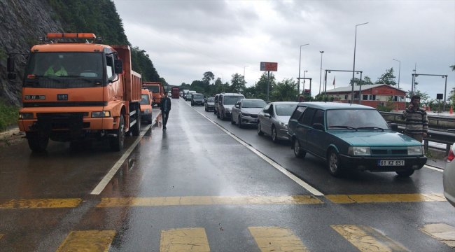 Giresun'da sağanak sahil yolunu kapattı