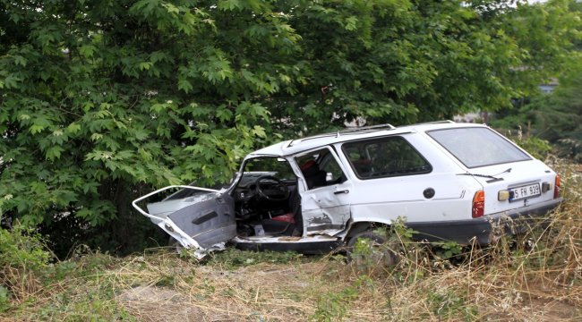 Samsun'da otomobil ağaca çarptı: 1 ölü, 2 yaralı