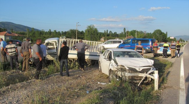 Tokat'ta otomobille kamyonet çarpıştı: 5 yaralı