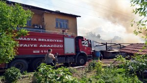 Yanan ahırdaki hayvanları kurtarmak için seferber oldular