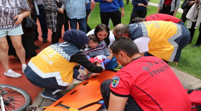 Ayağı bisikletin tekerine sıkışan çocuğu itfaiye kurtardı