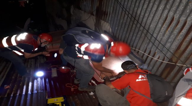 Bacada mahsur kalan yavru kediyi AKUT kurtardı