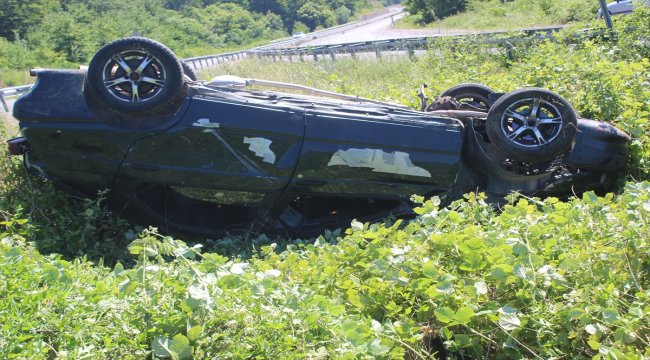 Bartın'da otomobil şarampole devrildi