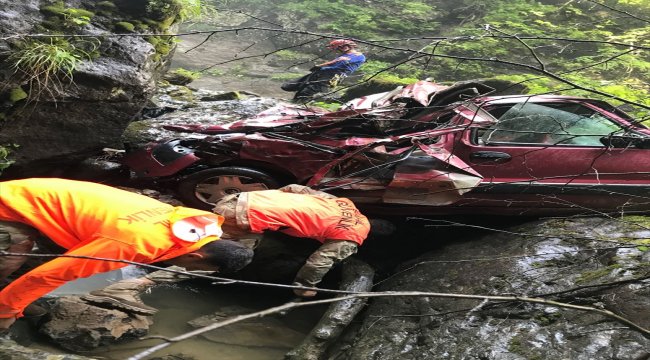 Dereye yuvarlanan otomobilin sürücüsü kayıp