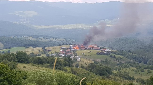 Kastamonu'nun Azdavay ilçesinde çıkan yangında 7 ev, 3 ambar ve bir ahır yandı