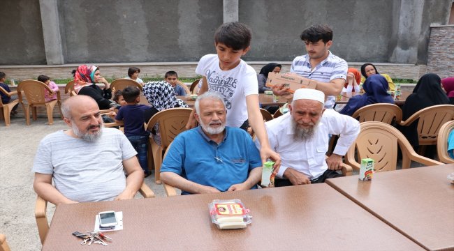 İyilik hareketi mültecilerin yüzünü güldürdü