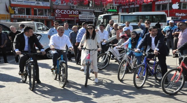 Karaaslan Çarşamba Köprüsü'nde bisiklet sürdü