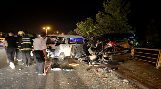 Karabük'te karşı şeride geçen otomobil minibüse çarptı: 3 yaralı