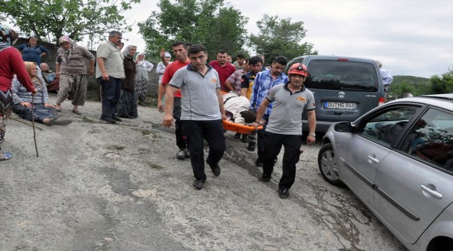 Katırdan düşen çiftçiyi sedyeyle 4 kilometre taşıdılar