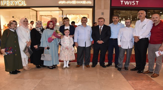 Kelebek hastası öğrenci karnesini kendi sergisinde aldı