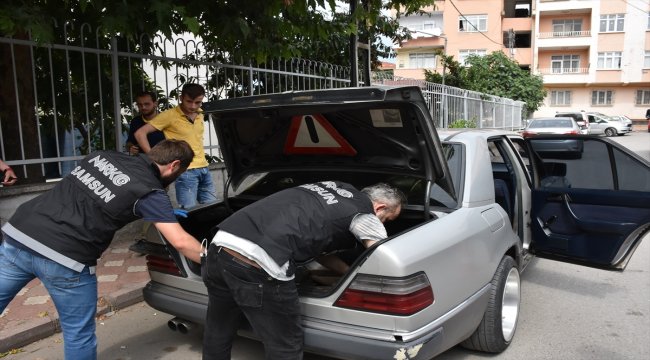 Polis binaya aydınlatma direğine tırmanarak girdi