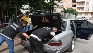 Polis binaya aydınlatma direğine tırmanarak girdi