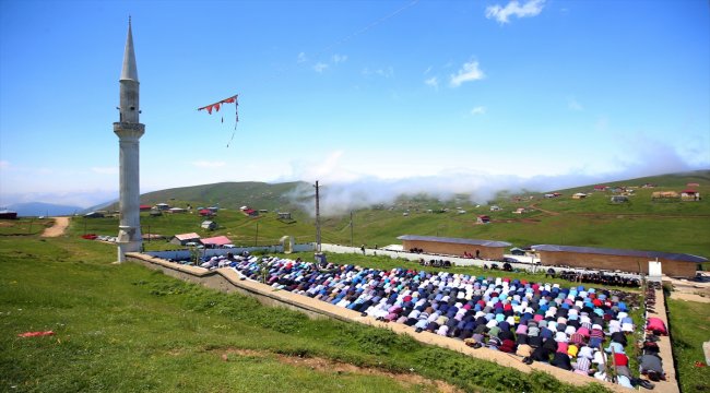 Üstü açık tarihi camide cuma namazı