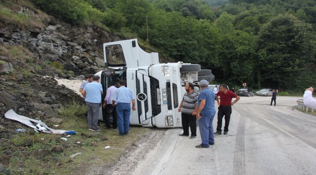 Yığılca'da çakıl taşı yüklü kamyon devrildi: 1 yaralı