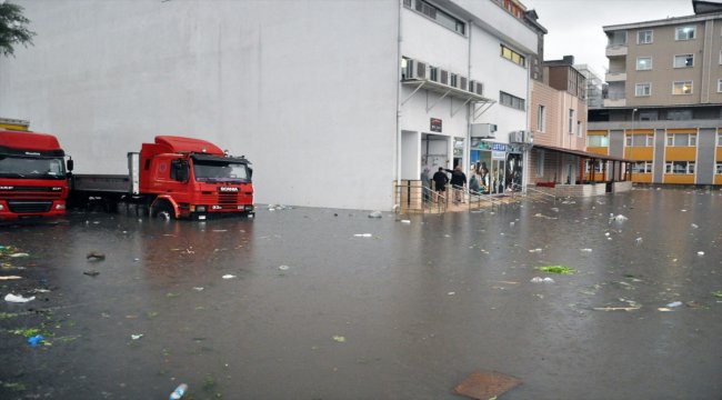 Zonguldak'ta sağanak nedeniyle bazı ev ve iş yerlerini su bastı