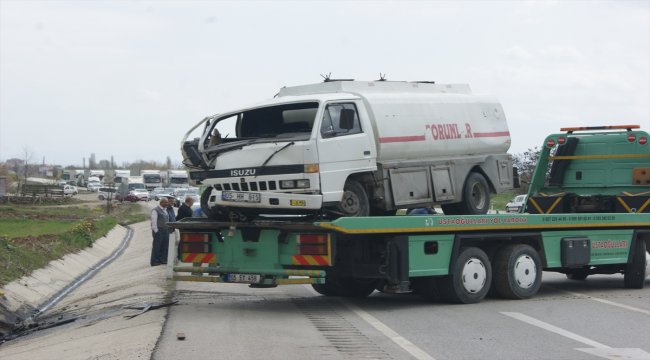 Amasya'da akaryakıt yüklü tanker devrildi: 1 yaralı