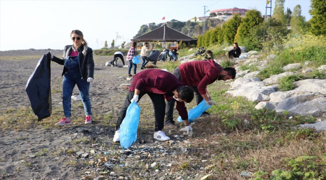 Çevreci gençler sahilde çöp topladı