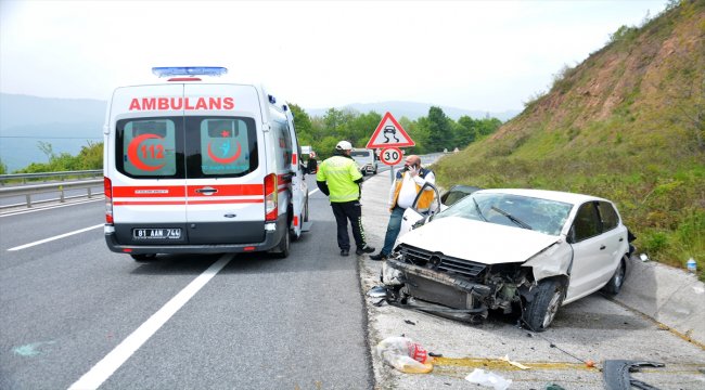 Düzce'de otomobil bariyerlere çarptı: 3 yaralı