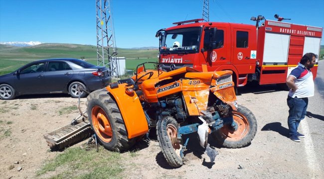 Bayburt'ta traktör ile otomobil çarpıştı: 3 yaralı