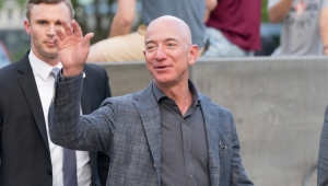 Jeff Bezos, Elon Musk’la girdiği uzay rekabeti için Amazon’daki CEO’luk görevinden ayrılıyor