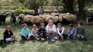  BİTLİS'TE ÖĞRETMENLER ÖĞRENCİLERİYLE DOĞADA DERS YAPIYOR