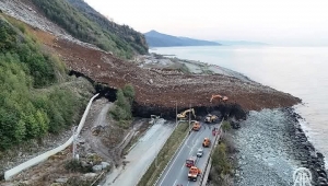 KARADENİZ SAHİL YOLU HEYELANDAN KAPANDI 