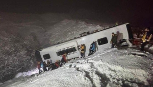 Bingöl'de yolcu otobüsü devrildi: 4 ölü, 32 yaralı 