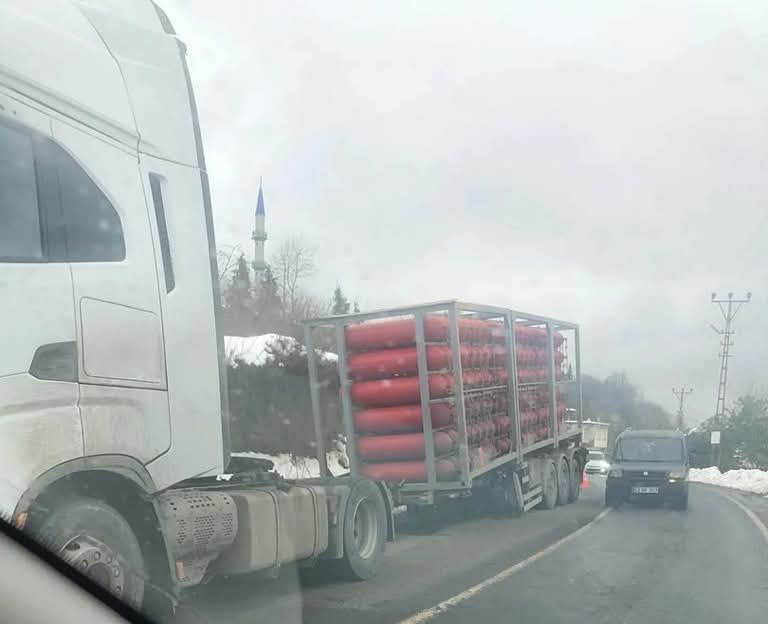 ORDU DA DOĞALGAZ YÜKLÜ DORSE TIR'DAN KOPTU 