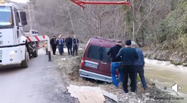 Artvin'in Borçka İlçesine bağlı 7 köyün ulaşım ağı olan Gürşen bariyersız yolda kaza. 