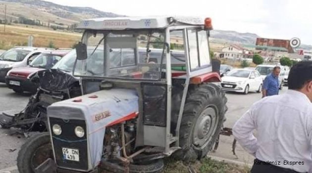 Amasya'da minibüs ile traktör çarpıştı: 13 yaralı