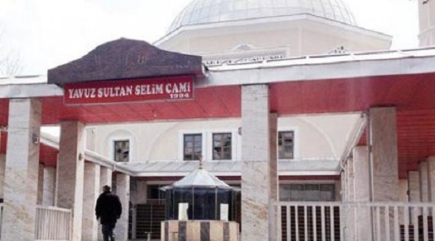 Caminin içinde imam kaçtı, müezzin kovaladı