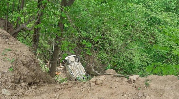 Damarlı'da virajı alamayan araç takla attı