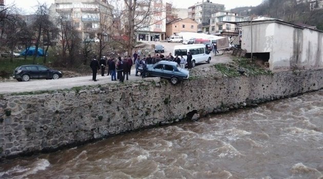 Gölköy'de otomobil dereye uçmaktan son anda kurtuldu