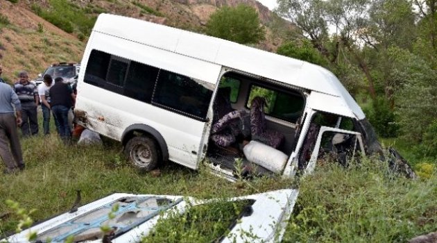  İnşaat İşçilerini Taşıyan Minibüs Kaza Yaptı: 7 Yaralı