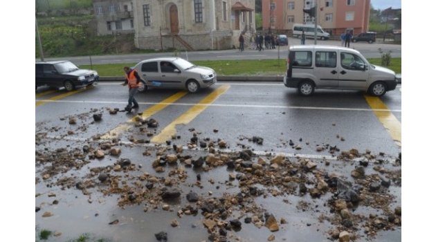 Karadeniz'in Azgın Dalgaları Sahil Yolunu Harabeye Çevirdi