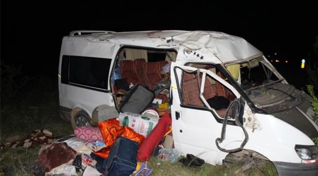 Mevsimlik tarım işçilerini taşıyan minibüs devrildi: 3 ölü, 12 yaralı