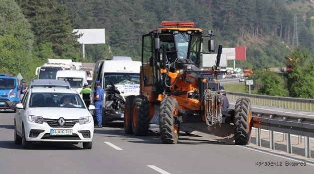 Minibüs iş makinesiyle çarpıştı: 9 yaralı