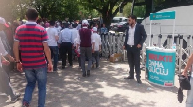 ÖĞRENCİLERİ ANITKABİR DİYE KANDIRIP AKP AÇILIŞINA GÖTÜRDÜLER