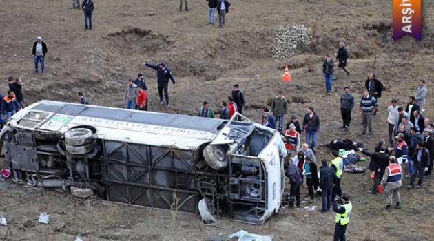 Öğrencileri taşıyan otobüs devrildi: Çok sayıda yaralı var