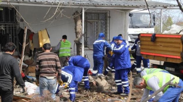 Ordu'da Bir Evin Bahçesinde 27 Kamyon Çöp Çıktı