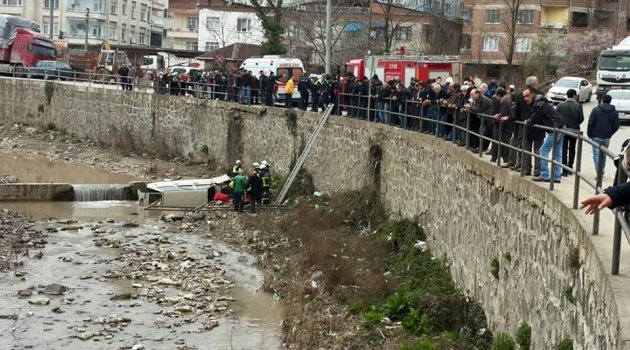 Ordu'da genç sürücü virajı alamayınca dereye uçtu