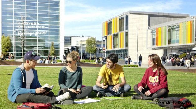 Özyeğin Üniversitesi'nde bin 136 öğrenci kep attı