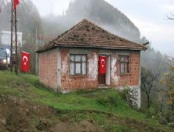 Şehidin Baba Ocağında Türk Bayrağı Dalgalandı