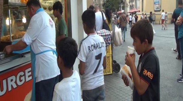 Taksim’de 35 Suriyeli çocuğa döner ısmarladı, parayı ödemeden kayıplara karıştı