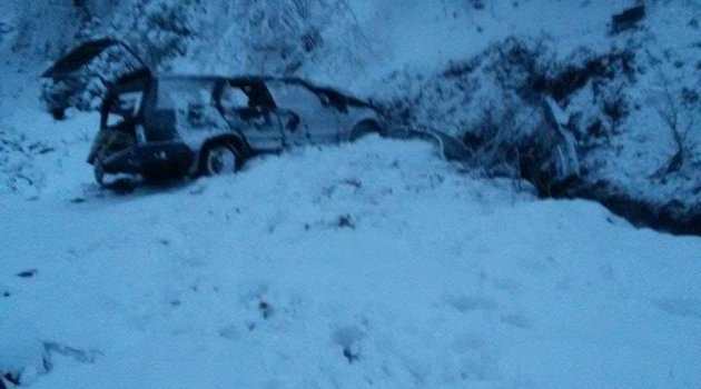 Tarakta da içinde 5 kişi bulunan araç takla attı